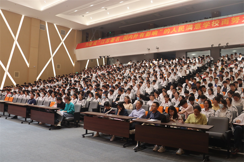 全体高一师生参加会议.jpg