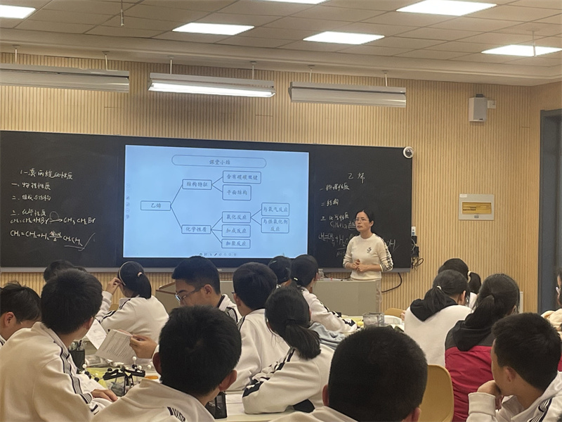 徐素琴老师在课堂总结乙烯性质.jpg