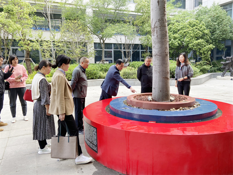 参观石油文化园.jpg