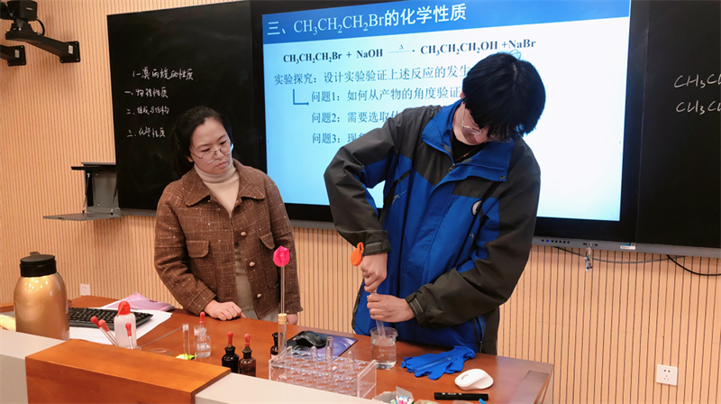 夏菁老师指导学生实验.png