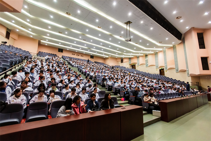 全体师生聆听讲座2.jpg