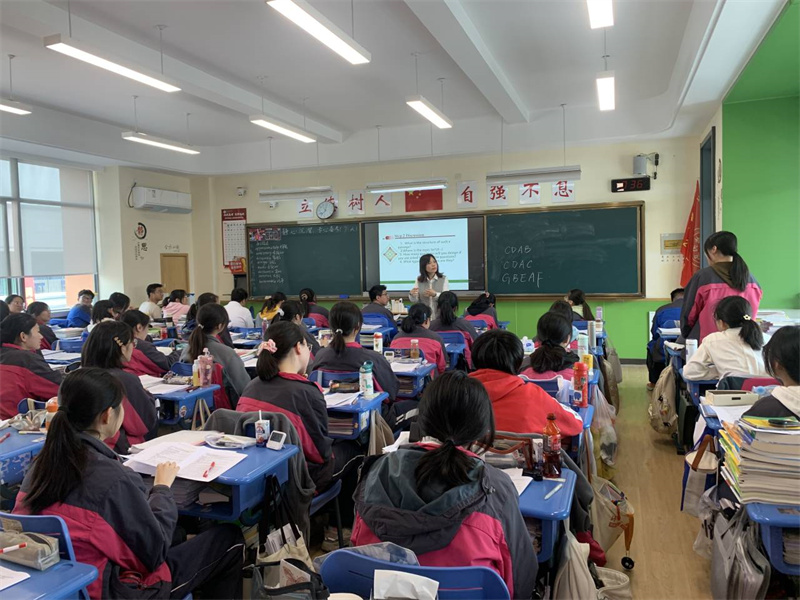 戴凤老师上课.jpg