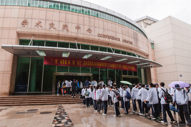 学生到达报告厅.jpg