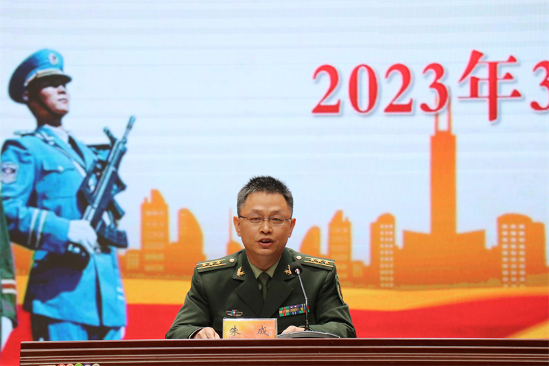 05扬州军分区政治工作处主任朱成主持.jpg