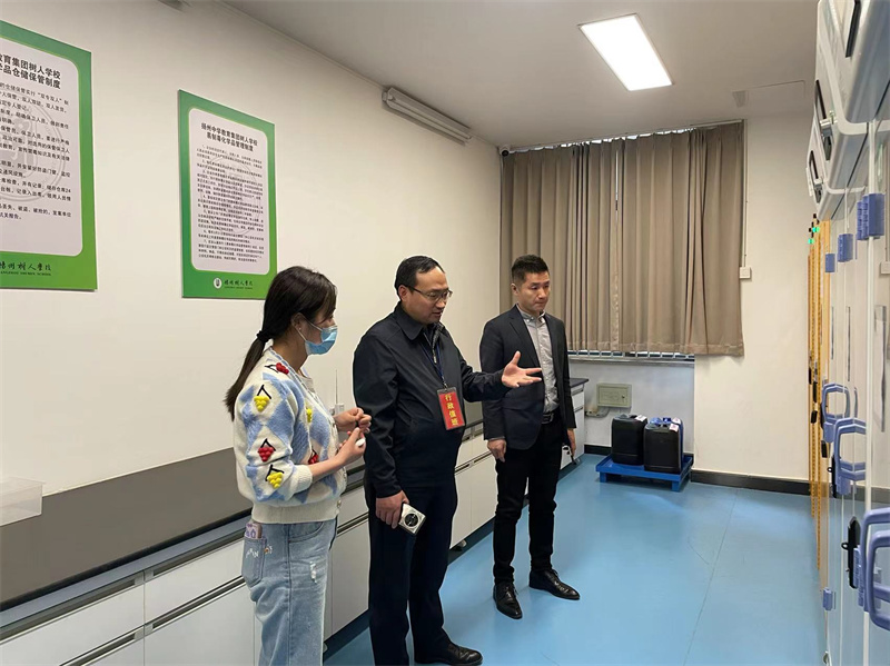 3 检查危化品储藏室.jpg