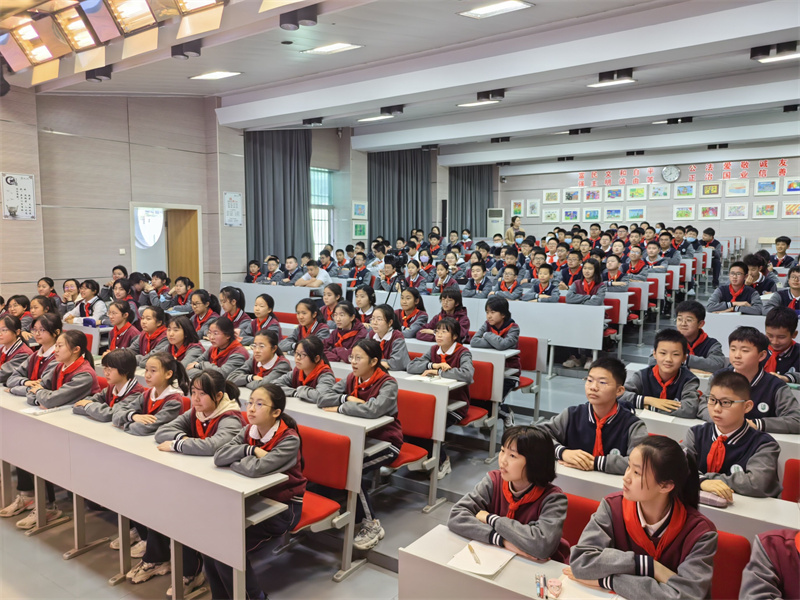 学生在现场听讲座.jpg