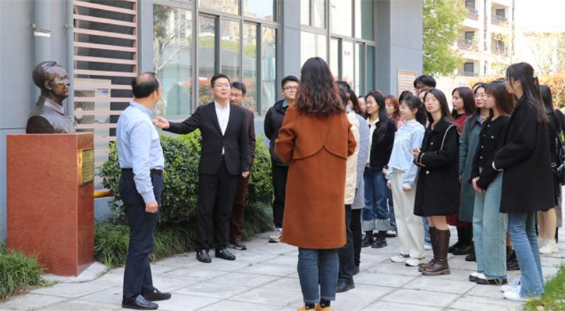 参观石油文化主题公园.jpg