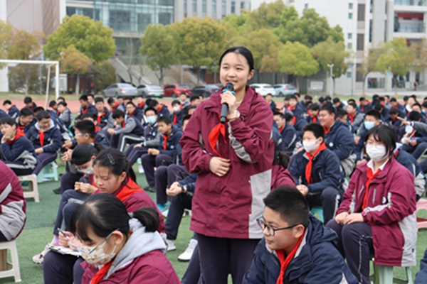 学生踊跃举手3.JPG