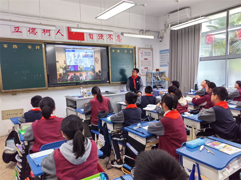 学生在教室听讲座.jpg