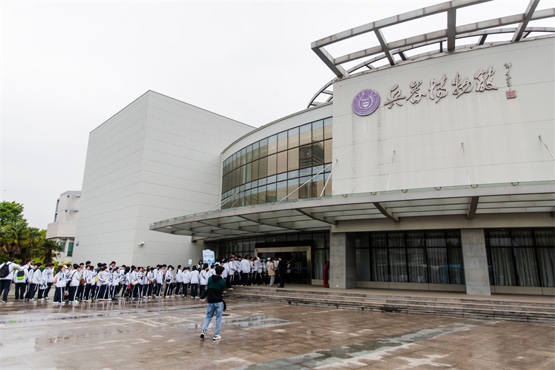学生前往参观兵器博物馆.jpg