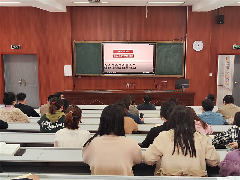 全体党员教师观看参考片.jpg