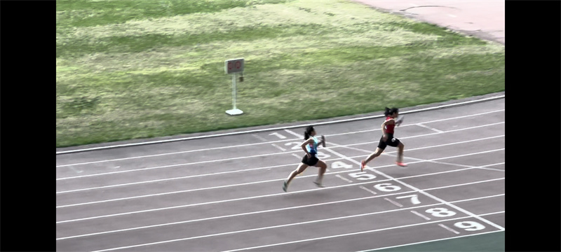7朱奕凝4×100米冲刺.jpg