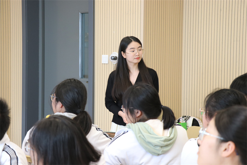 陈义琴老师比赛中.jpg