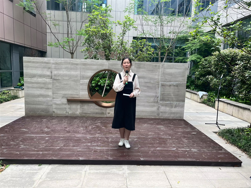 主持人刘万沁.jpg