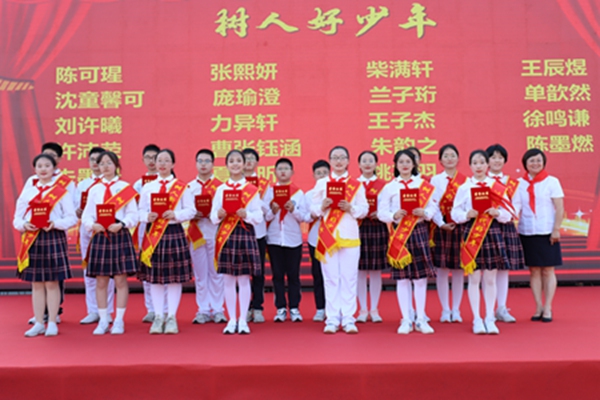 副校长童敏娟女士获奖学生合影.JPG
