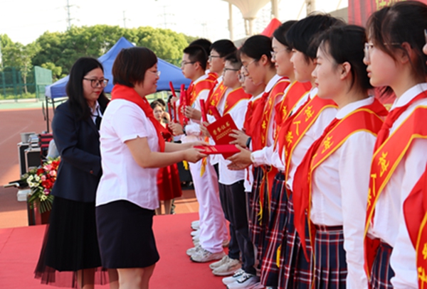 副校长童敏娟女士为获奖学生颁奖.JPG