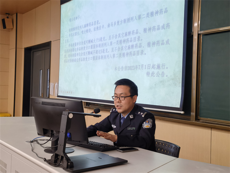 2 市公安局禁毒支队队长常志华做讲座.jpg