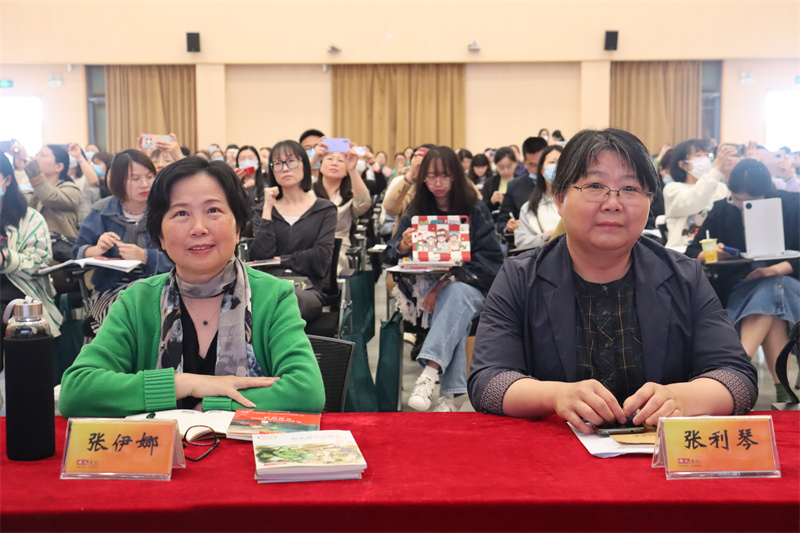 张伊娜教授与张利琴教授在听课.JPG