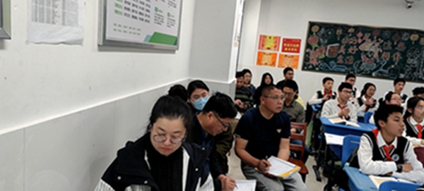 老师们听课.jpg