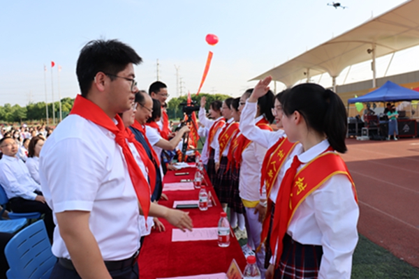少先队员代表为领导和嘉宾敬献红领巾2.JPG