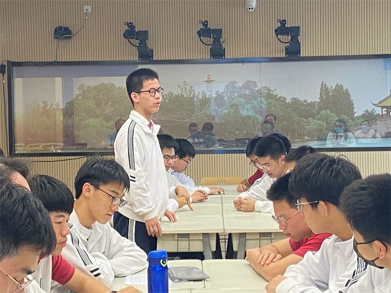 高二（7）班会课照片2.png