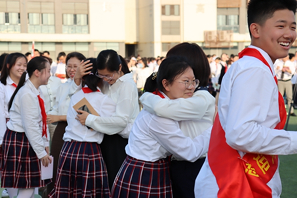 家长与学生深情拥抱.JPG