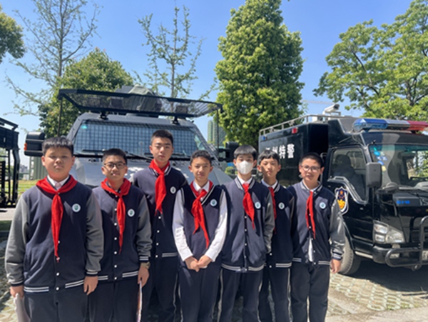 和警车合影.JPG