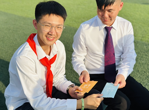 家长与学生交换书信.JPG