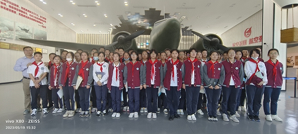 “建国号”前留个影.jpg