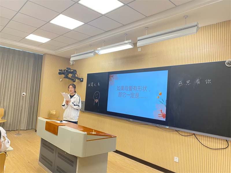 高二（7）班会课照片3.png