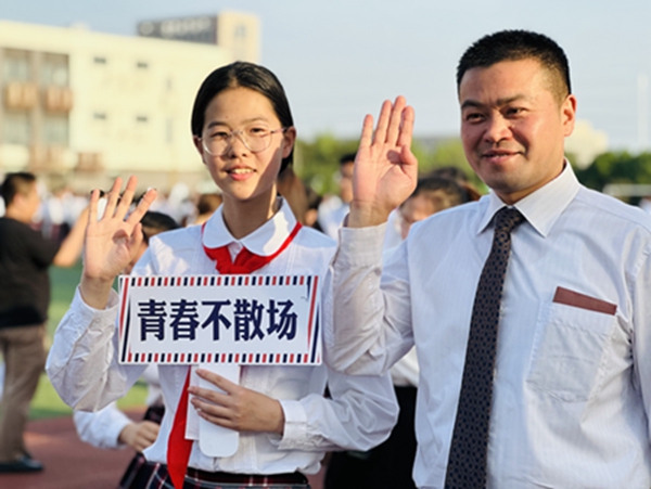 家长及学生过青春门1.JPG