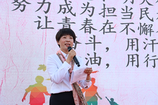 初二年级主任潘金霞带领学生宣誓.JPG