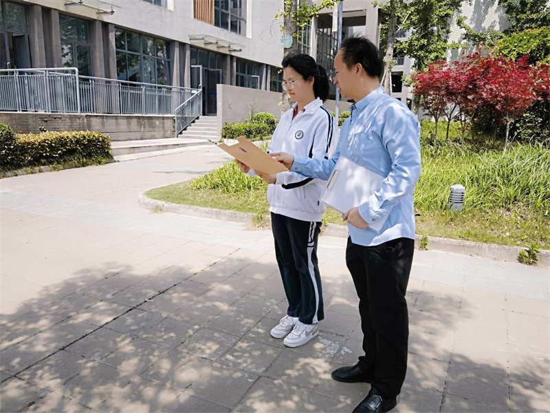 庄志武老师在获奖学生登台朗诵前悉心指导.jpg