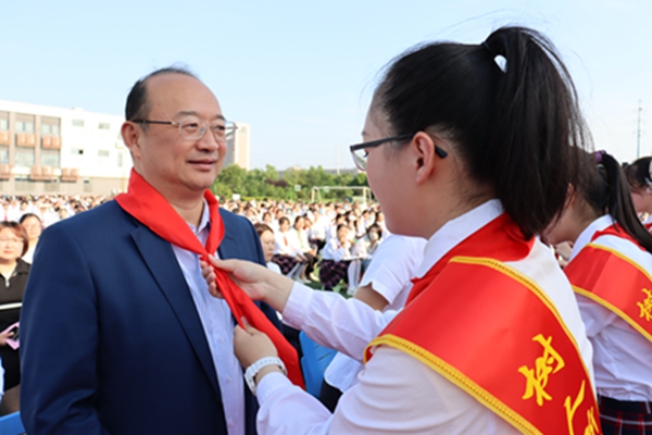 少先队员代表为校长唐炜先生敬献红领巾.JPG