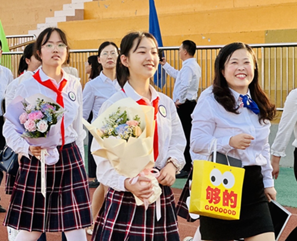 家长及学生过青春门3.JPG