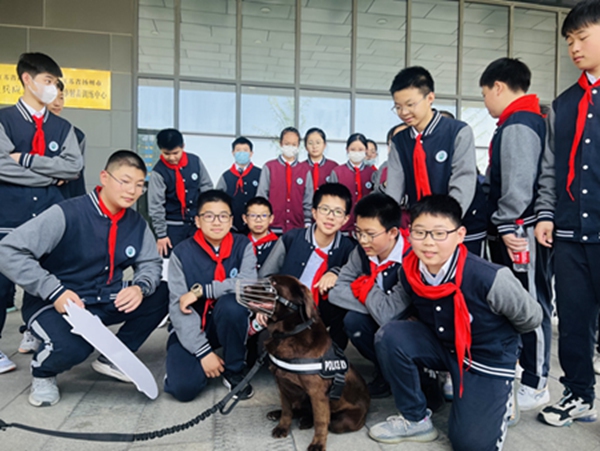 和警犬合影.JPG