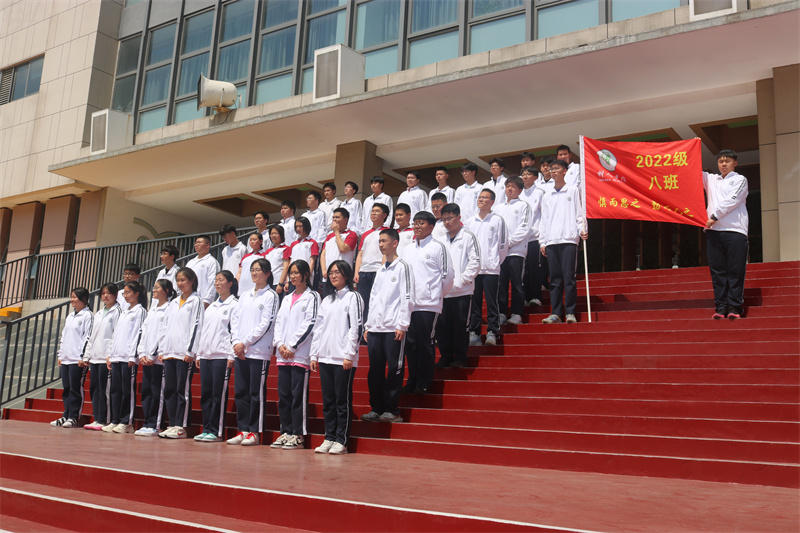 高一8班列队.jpg
