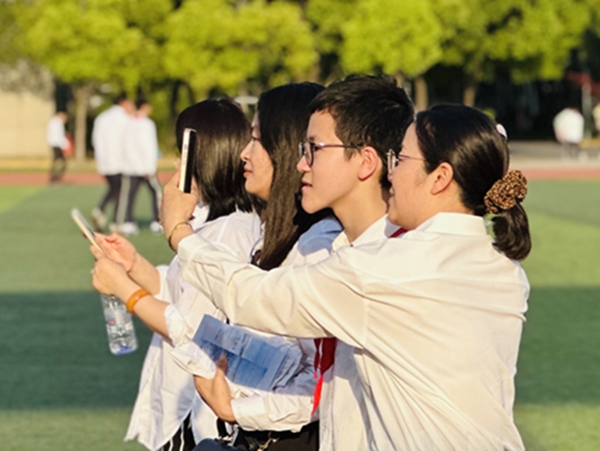 家长与学生亲密合照2.JPG