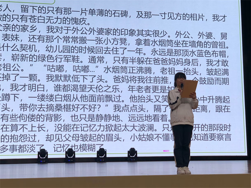 二等奖获得者陈丽如同学在朗诵.jpg