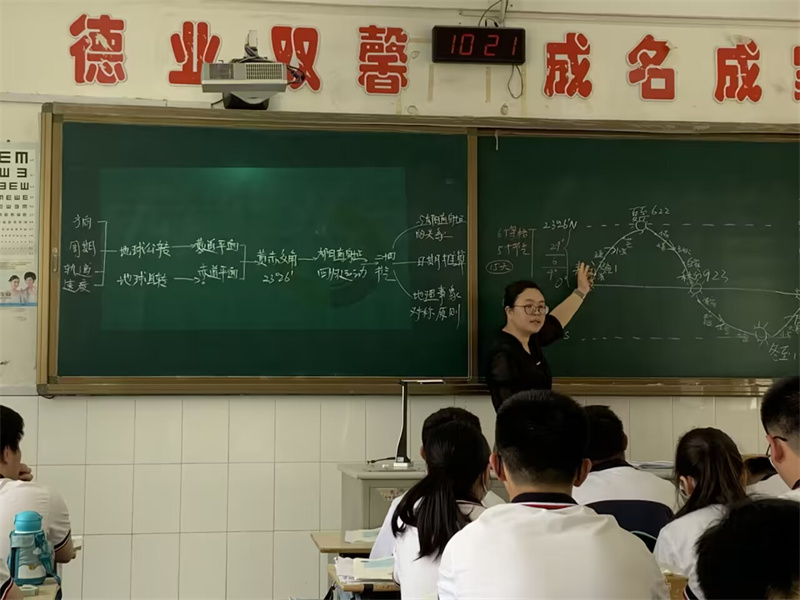 袁欣老师上课风采.jpg
