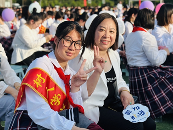 父母与孩子亲密合照2.JPG