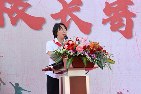 殷翠云校长为学生寄语送祝福.JPG