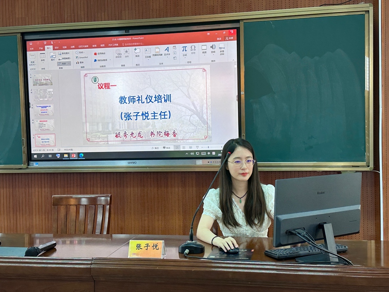 张子悦老师指导文明礼仪.jpg