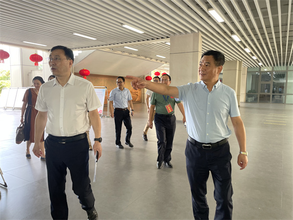 参观校园.jpg