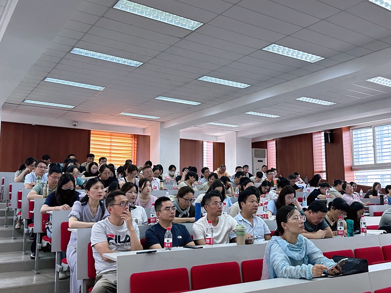 现场老师认真学习.jpg