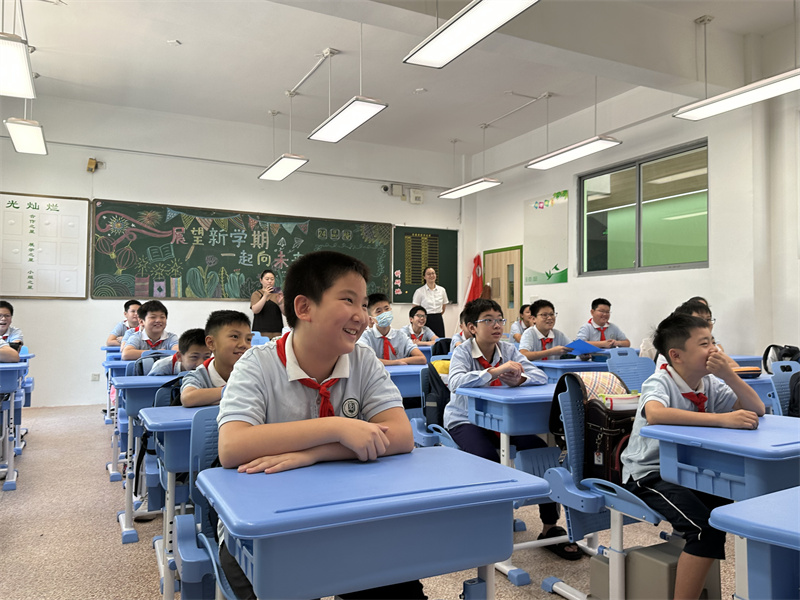 六年级学生的轻松一刻.jpg