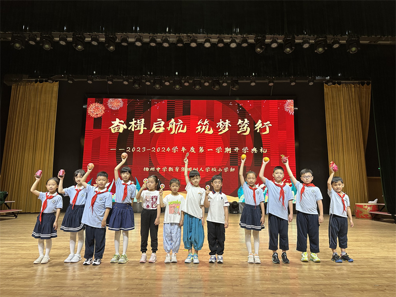 14   一至三年级获奖同学合影.jpg