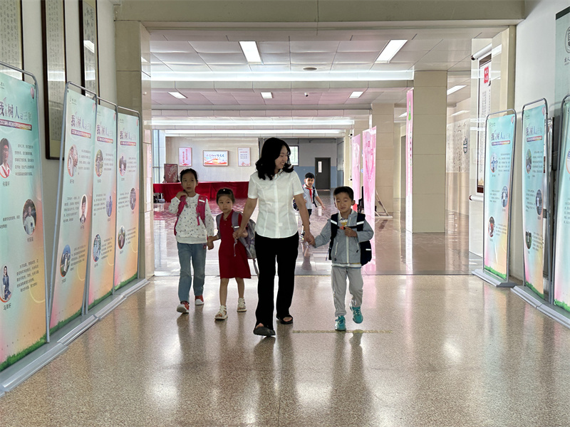 刘亚老师带领学生进入校园.jpg