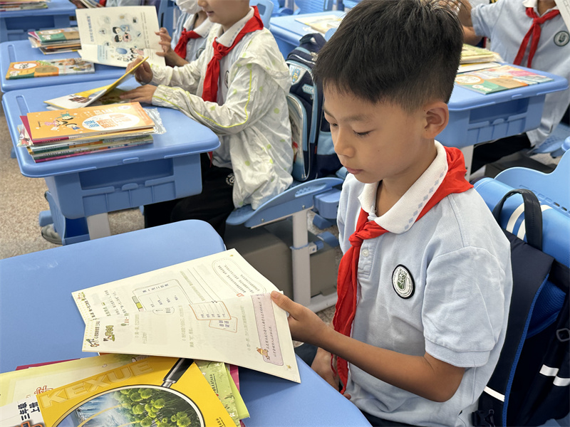三年级学生仔细翻阅书本.jpg