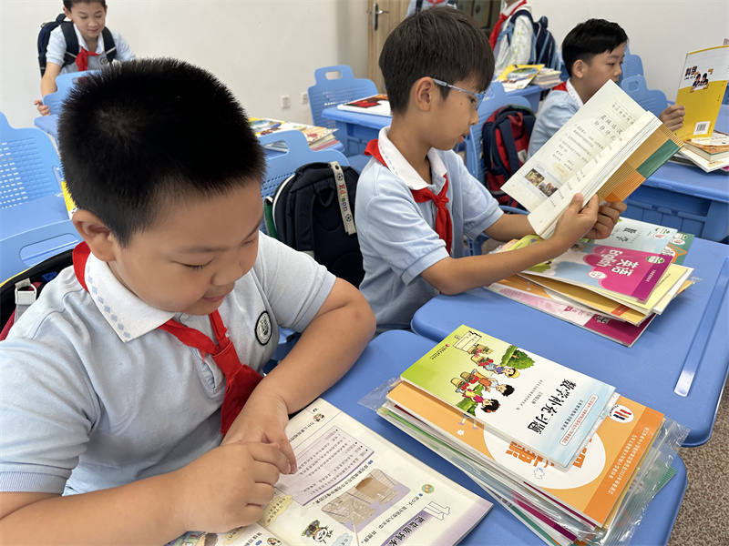 三年级学生翻看新书.jpg